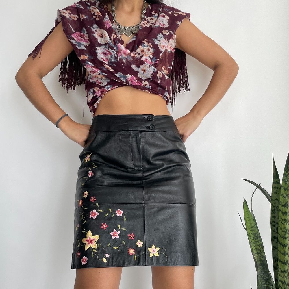 Vintage black genuine leather floral embroidered mini skirt - Picture 3 of 7
